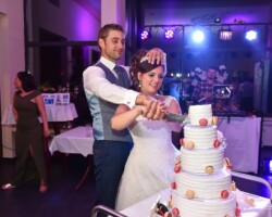 Brautpaar mit Hochzeitstorte