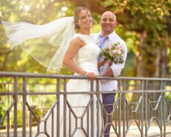 Brautpaar auf Brücke